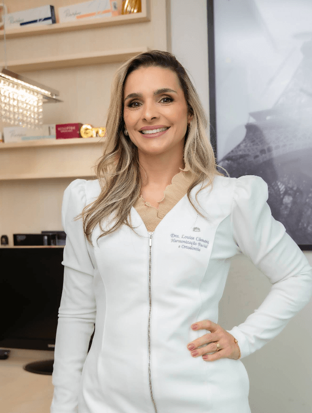 Dra. Louise Câmara em consultório de harmonização orofacial